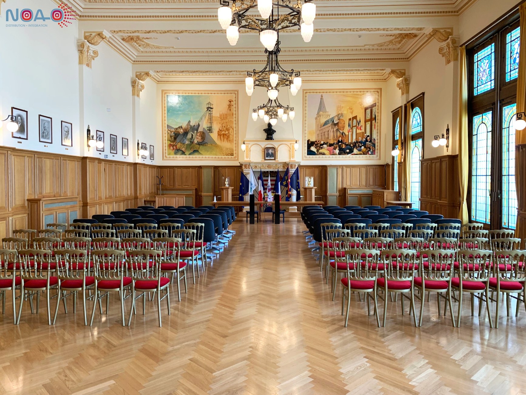 Salle institutionnelle équipée pour la prise de parole et la diffusion